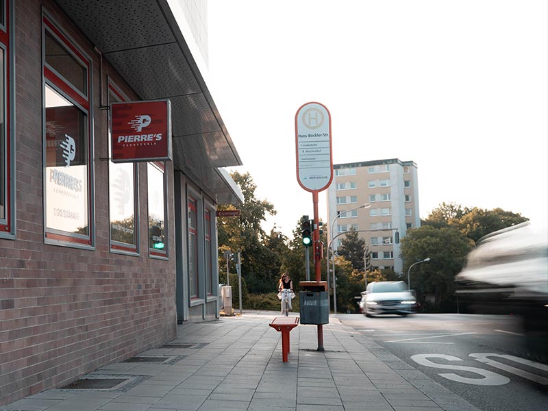Bushaltestelle direkt vor der Fahrschule